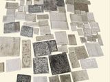 une pile de vieux papiers posée sur une table
