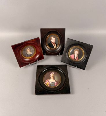 quatre portraits miniatures de personnes, dans des cadres miniatures, posés sur une surface blanche
