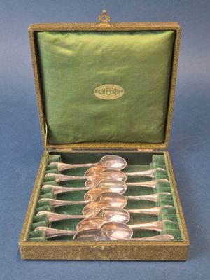 un ensemble de six cuillères en métal argenté dans un coffret