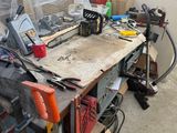 un établi avec de nombreux outils dans un garage