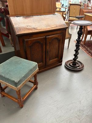Ensemble de mobilier. Il comprend : - fauteuil de style Loui…