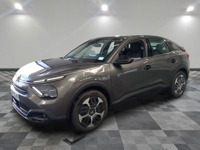 la voiture grise est garée dans le garage sur un sol en damier
