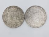 deux pièces d'argent, dont l'une porte un blason