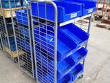 un chariot métallique muni de bacs bleus et d'un panneau posé dessus
