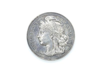 une vieille pièce d'argent portant une tête de femme