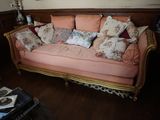 un canapé recouvert de nombreux coussins dans un salon