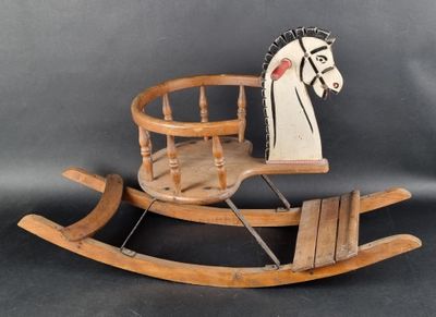 un cheval à bascule en bois muni d'un siège à bascule