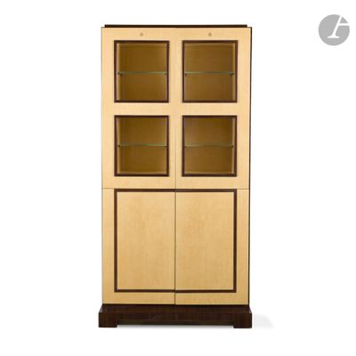image d'un meuble en bois avec des portes en verre et des étagères