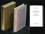 deux livres ouverts posés l'un à côté de l'autre sur une table