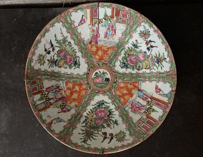 une assiette ornée d'un motif posée sur une table