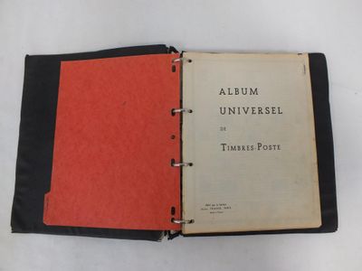 un livre ouvert à couverture rouge posé sur une table blanche