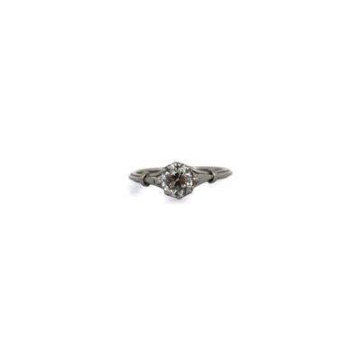 gros plan d'une bague en diamant sur fond blanc
