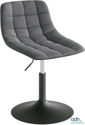 La chaise grise repose sur un piètement en métal noir
