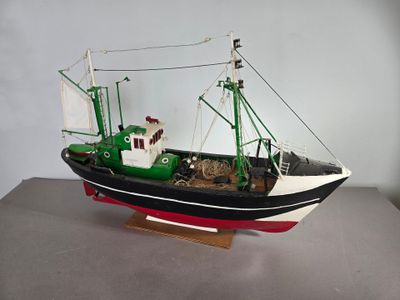 une maquette de bateau de pêche exposée sur une table