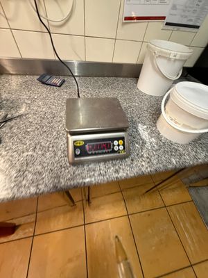 une photo d'une balance posée sur un plan de travail dans une cuisine