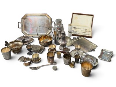 beaucoup d'objets en argent qui se trouvent sur la table