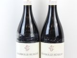 deux bouteilles de vin rouge posées l'une à côté de l'autre sur une surface blanche