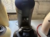 trois types différents de machines à café posées sur le plan de travail