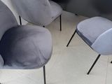 trois chaises placées devant un bureau