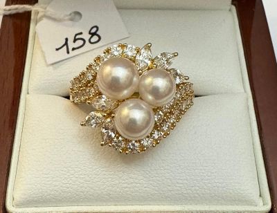 Jolie Bague en or jaune, signée - TASAKI - rehaussée de 3 pe…