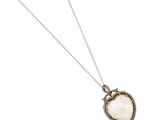 gros plan d'un collier sur fond blanc