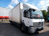 la photo d'un camion blanc garé sur un parking