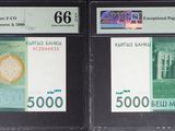 trois billets différents exposés dans la vitrine d'un magasin