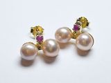 paire de boucles d'oreilles en perles et améthyste sur fond blanc