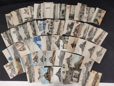 un lot de vieilles cartes postales sur une table