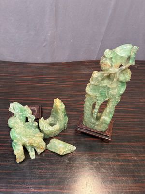 Deux sujets en pierre dure imitant le jade Accidents