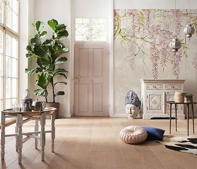 un salon avec un grand tableau accroché au mur