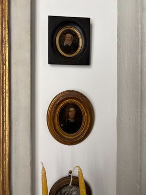 a picture of a picture of a man in a mirror