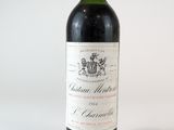une bouteille de vin posée sur une table