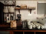 beaucoup d'assiettes et de bols sur le comptoir de la cuisine