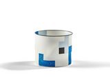 une tasse blanche ornée d'un motif bleu et blanc
