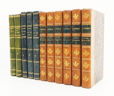 plusieurs vieux livres sont alignés sur une surface blanche