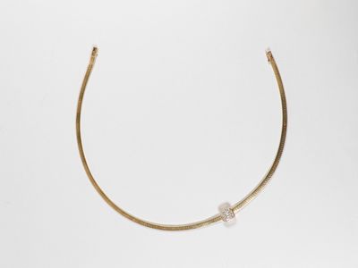 un collier en or orné d'une perle