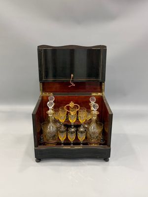 une image représentant une boîte en bois remplie d'objets en verre, sur fond blanc