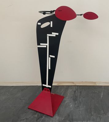 une image représentant une sculpture d'un homme coiffé d'un chapeau rouge