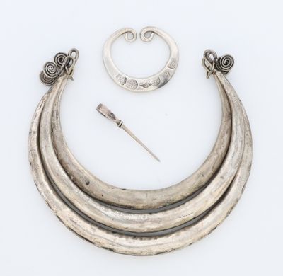 Lot en métal argenté comprenant : Torque à de forme circulai…