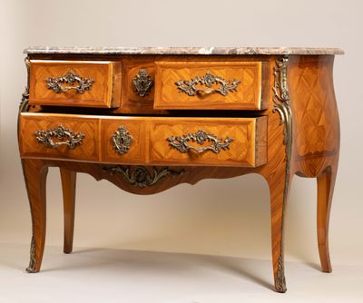 une commode en marbre sur pied