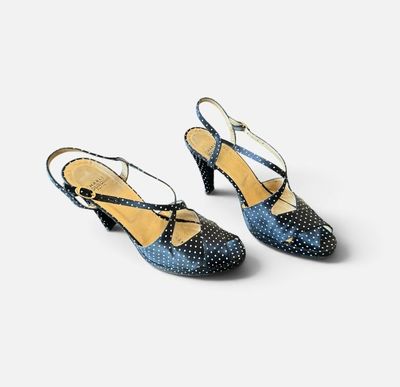 une paire de chaussures pour femme à pois