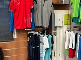 de nombreuses chemises suspendues à un portant dans une pièce