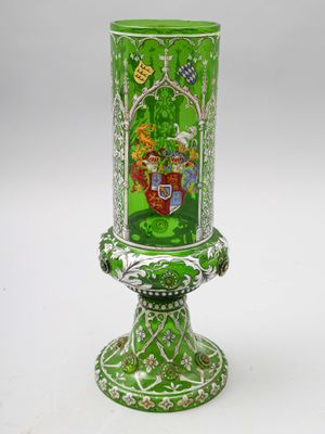 une image représentant un vase vert posé sur une table blanche