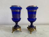 deux vases bleus posés sur une table en marbre