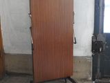 une armoire en bois munie d'un cintre, dans une pièce