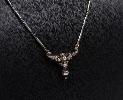un collier en argent orné d'un pendentif en diamant, porté par un mannequin noir