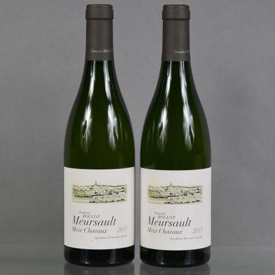 deux bouteilles de vin posées sur une table l'une à côté de l'autre
