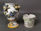 deux vases posés l'un à côté de l'autre sur une table