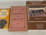 trois livres sont posés sur une table les uns à côté des autres